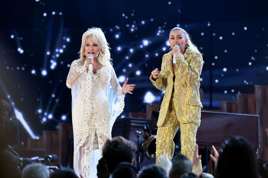 Dolly Parton si želá „Hannah Montana“ šťastné 15. výročie