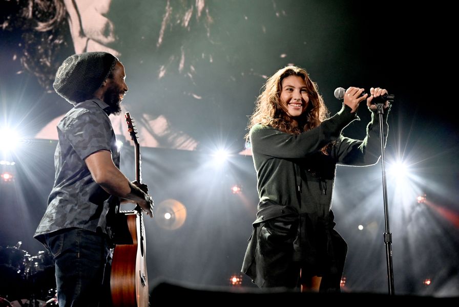 (L-R) Ziggy Marley и Toni Cornell изпълняват на сцената по време на I Am The Highway: A Tribute To Chris Cornell на форума на 16 януари 2019 г. в Inglewood, Калифорния. (Снимка от Кевин Мазур / Гети Имиджис за имението Крис Корнел)