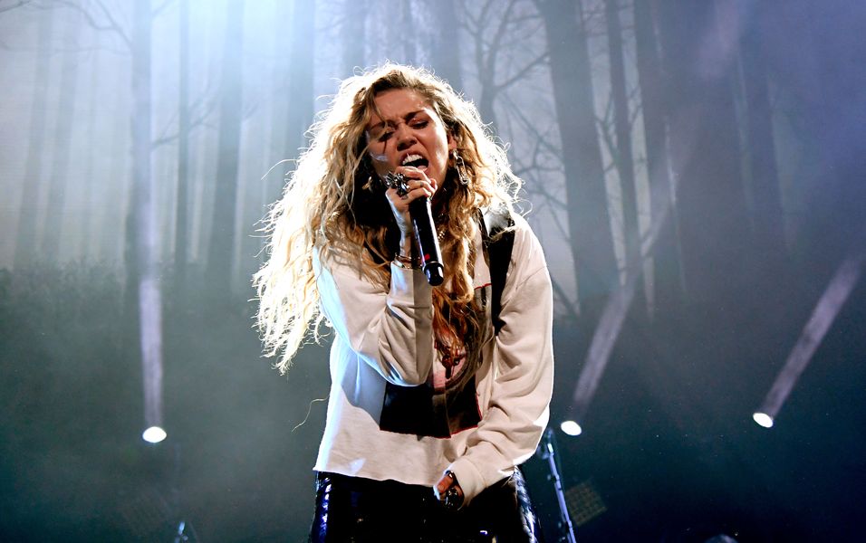 Metallica, Miley Cyrus, Foo Fighters ve Daha Fazlası Chris Cornell Tribute Konserinde Performans
