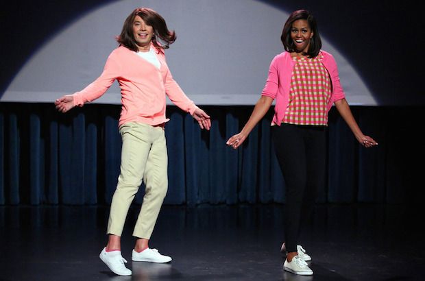 SLEDOVAŤ: Michelle Obama a Jimmy Fallon prezentujú vývoj mamy, ktorá tancuje 2. časť