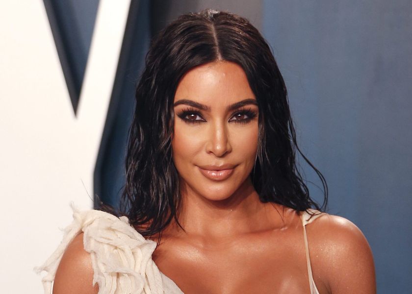 Kim Kardashian sloeg met terugslag na het plaatsen van 'Major Goals'-foto van Kris Jenners post-baby bikinilijfje