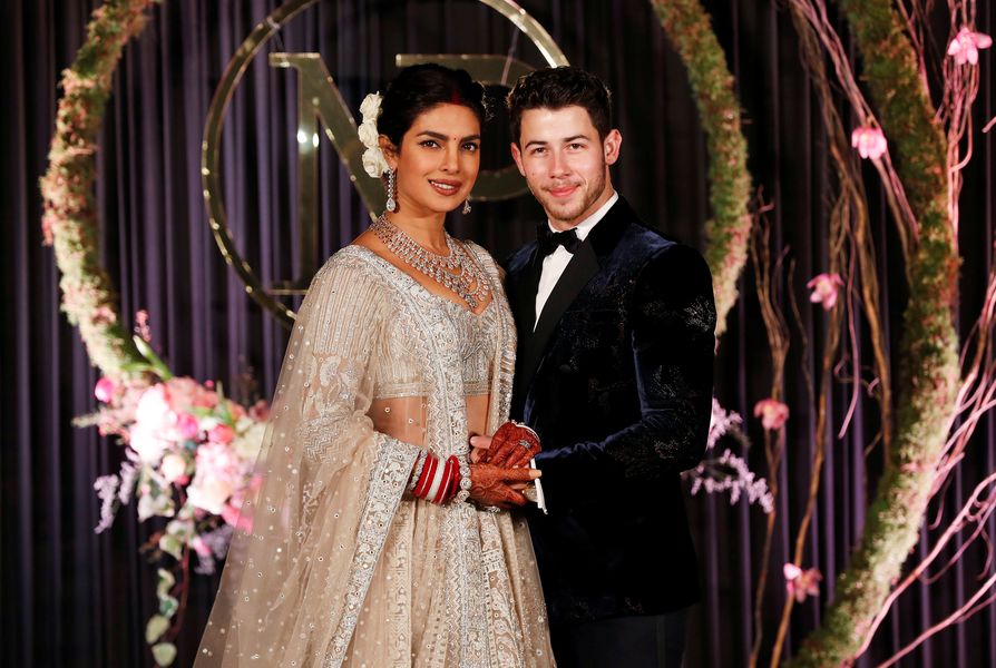 Obsazení filmu „Není to romantické“ na nekonečných svatebních oslavách Priyanky Chopry Jonasové