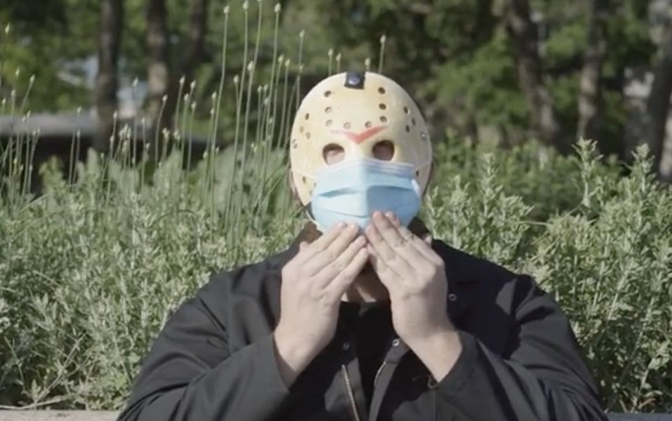 'Fredag ​​den 13.' skurk Jason Voorhees giver en lektion i maske iført