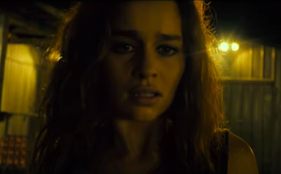 Emilia Clarke enfrenta o FBI em novo trailer de ‘Acima da Suspeita’