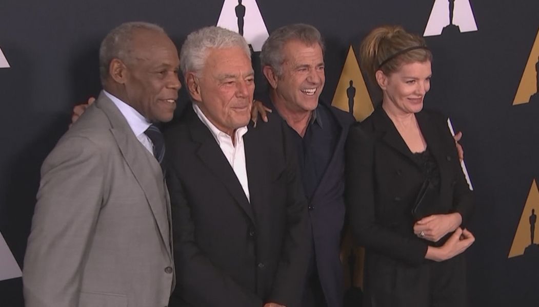 Mel Gibson, Danny Glover e Rene Russo se reúnem para o 30º aniversário da 'Arma letal'