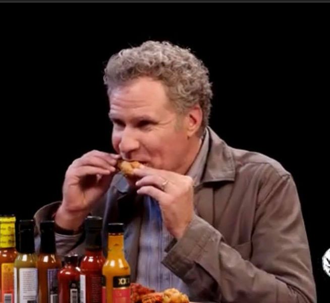 Will Ferrell revela por que estava bêbado por causa da cena de nudez da 'velha escola' enquanto se esforça para comer asinhas quentes