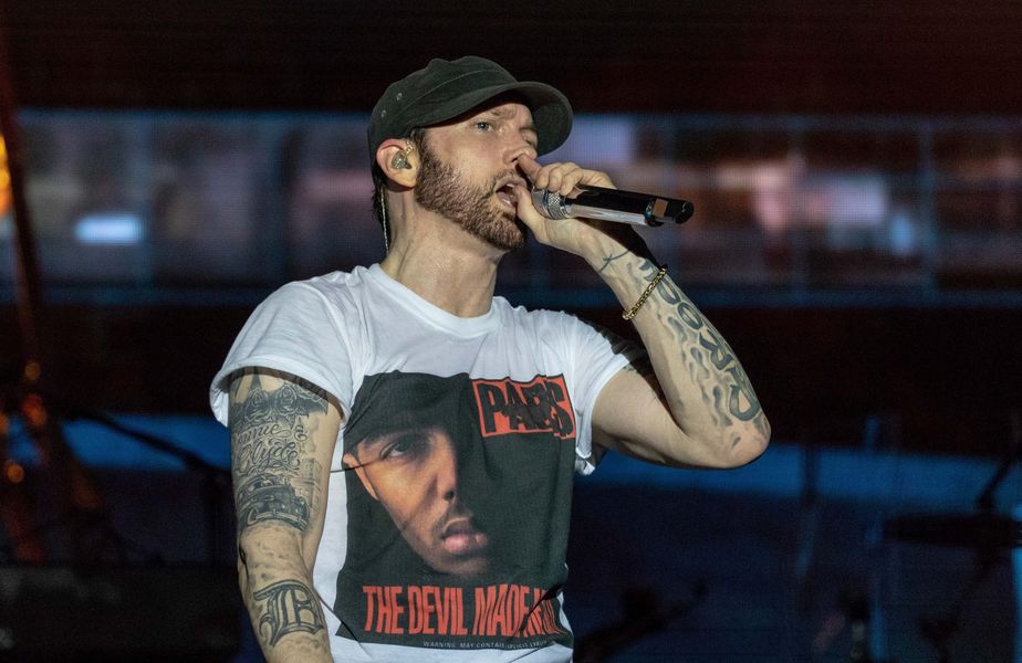 Eminem vydáva nové prekvapivé album, ospravedlňuje sa Rihanne za text Chrisa Browna
