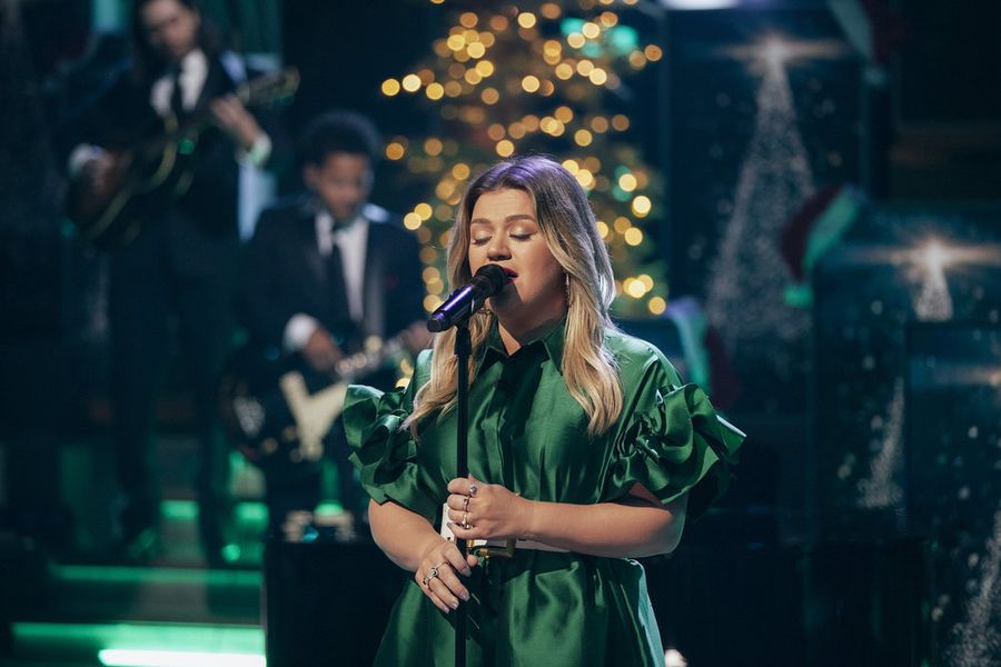 Kelly Clarkson bælter Dolly Partons 'Hard Candy Christmas' ud i festlig 'Kellyoke' performance