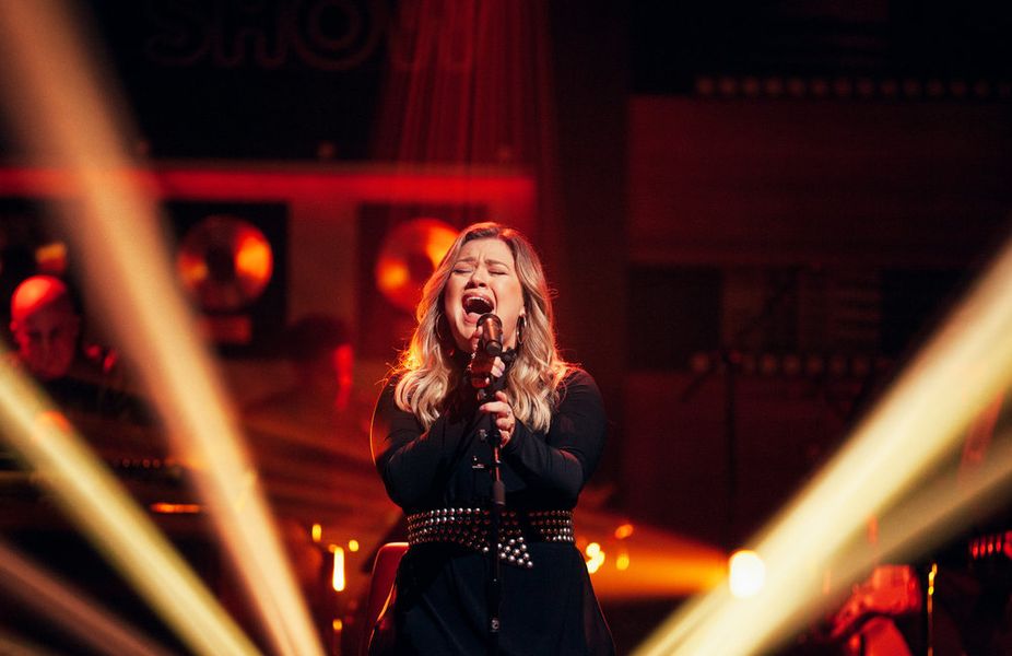 Kelly Clarkson udfører kraftfuld 'Kellyoke' Cover af Coldplays 'Princess Of China'