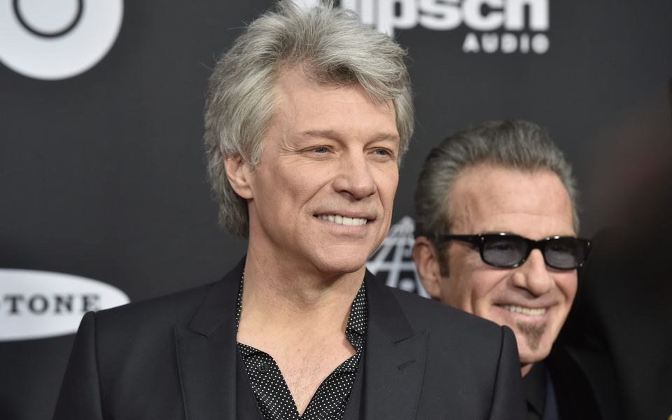 Jon Bon Jovi, em tom de brincadeira, refere-se a Harry como 'o artista anteriormente conhecido como príncipe'