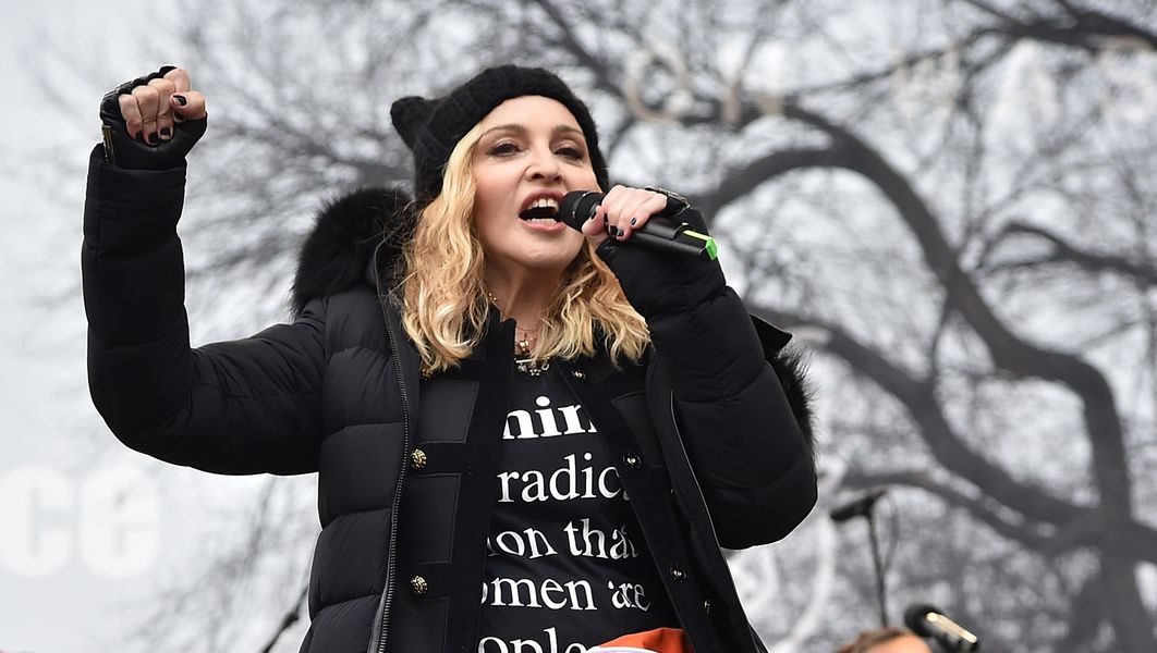 Madonna objasňuje „Vybuchnutie do Bieleho domu“ Poznámky: „Nie som násilná osoba“