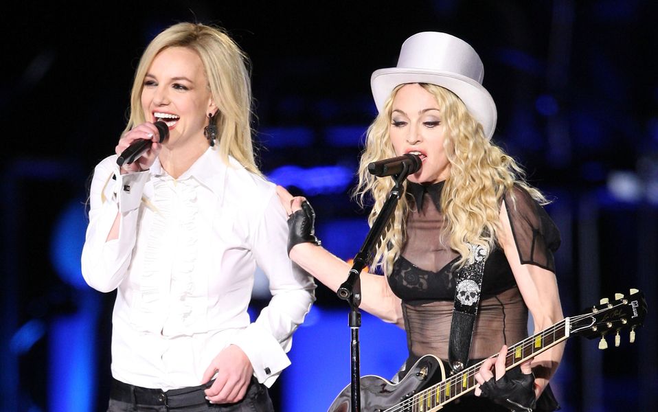 Madonna sender 'kærlighed' til Britney Spears ved Lip-Syncing '... Baby One More Time'