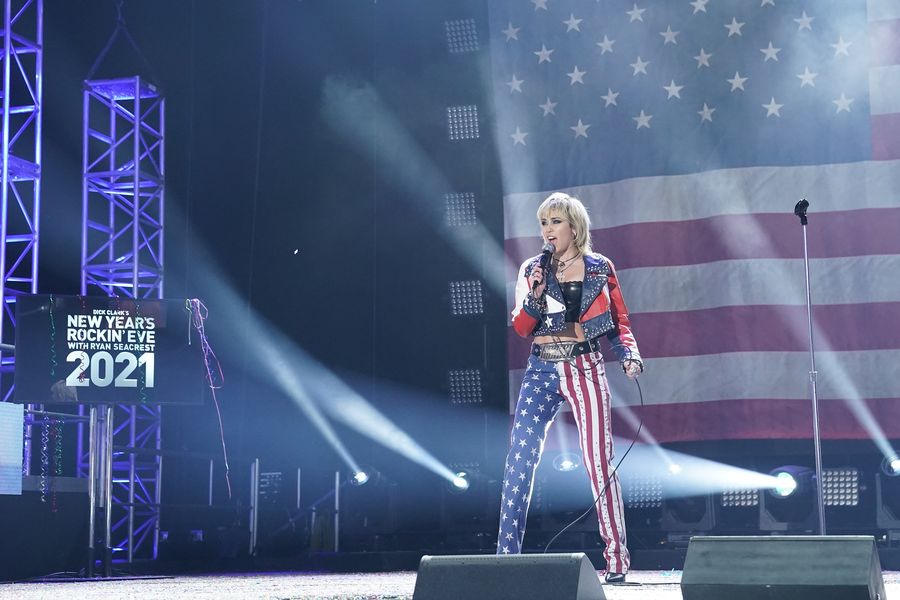 Miley Cyrus účinkuje na „večierku v USA“ na „Dick Clarkovej novoročnom Rockin Eve 2021“