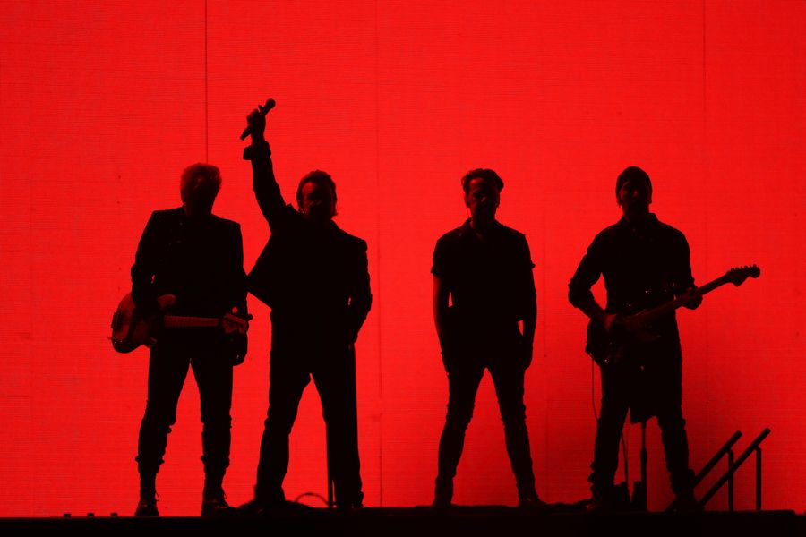 U2 účinkuje na koncerte One Tree Hill na počesť neskorého priateľa Grega Carrolla
