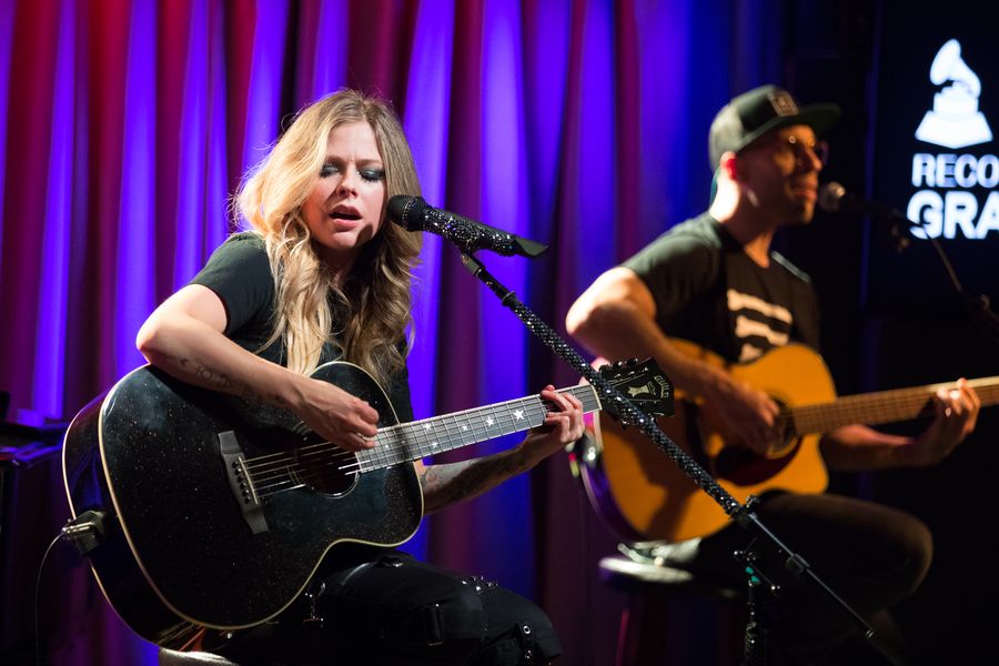 Avril Lavigne singt 'Sag mir, dass es vorbei ist' in 'Late Night With Seth Meyers'.