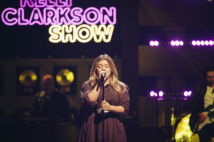 Kelly Clarkson prináša Groovy Cover Of Drake „Hold On, We’re Going Home“
