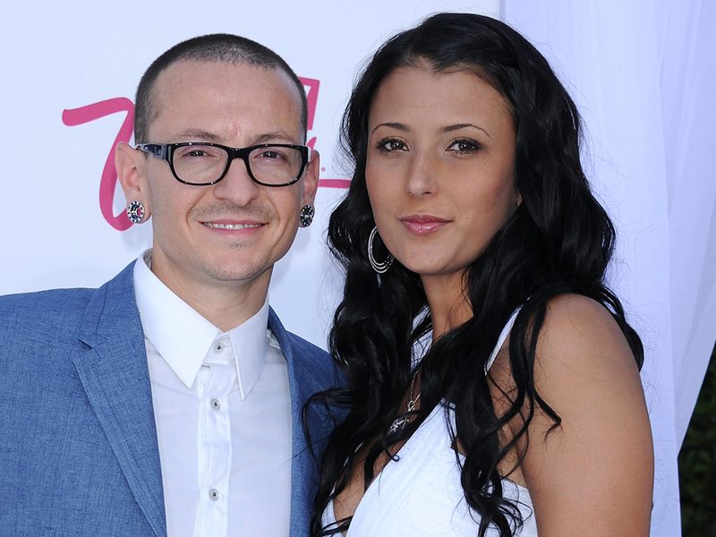 Vdova Chestera Benningtona vyznamenáva frontmana skupiny Linkin Park k 45. narodeninám