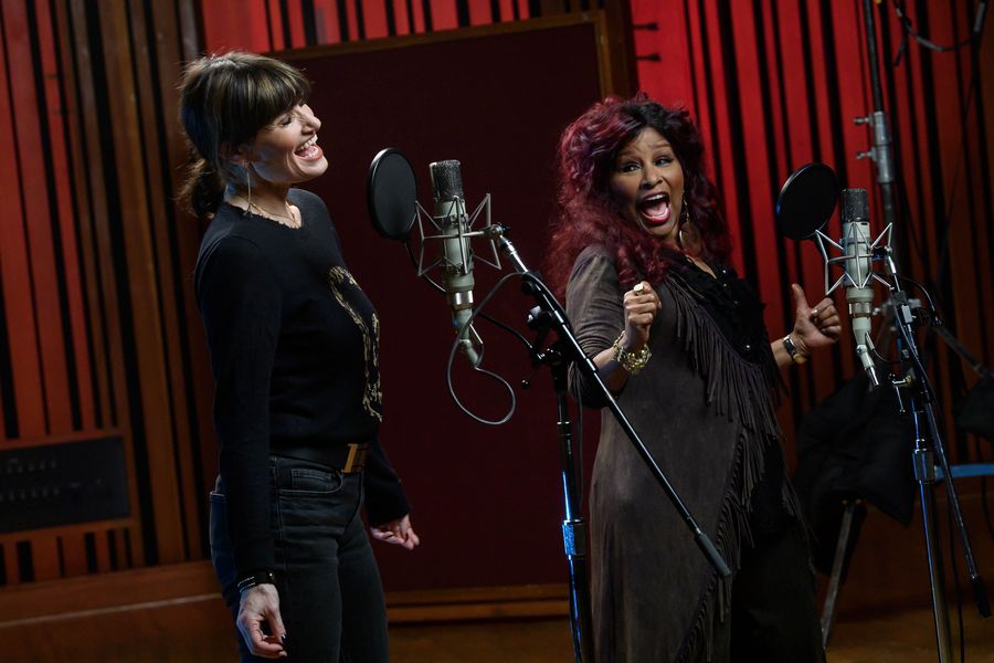 Chaka Khan e Idina Menzel cantan 'Soy todas las mujeres' por el Día Internacional de la Mujer