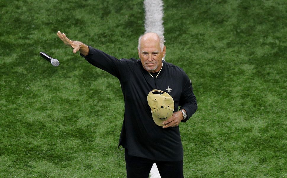 Jimmy Buffett pune capăt imnului național cu picătură de microfon epic la jocul campionatului NFC și Twitter reacționează