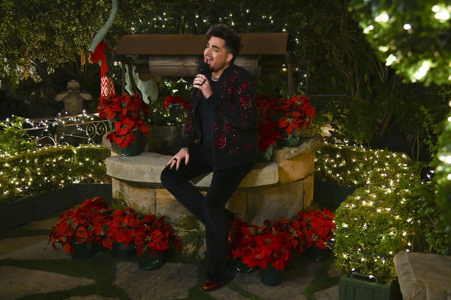 Adam Lambert zingt 'Have Yourself A Merry Little Christmas'