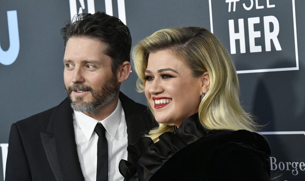 Kelly Clarkson obviňuje bývalého manžela Brandona Blackstocka z podvodu a výkonu „nelegálnych služieb“ ako jej manažér