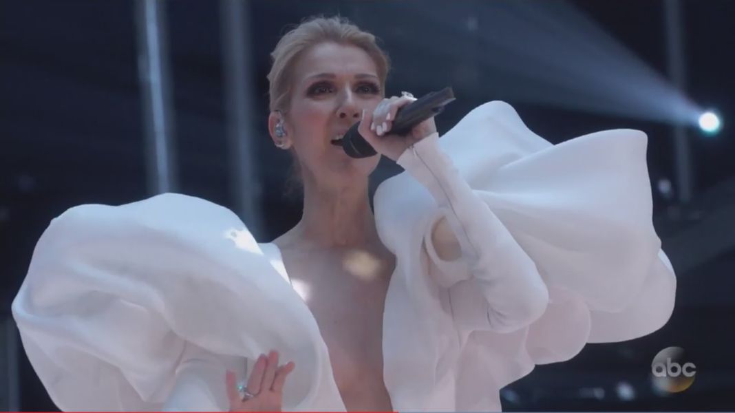 A apresentação de tirar o fôlego de 'My Heart Will Go On' de Celine Dion no Billboard Music Awards tem celebridades delirando