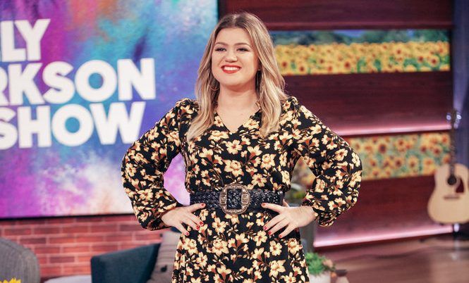 Kelly Clarkson uždengia Joan Osborne „Vienas iš mūsų“