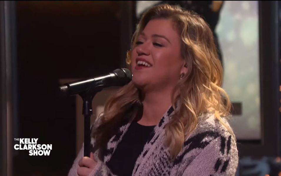 Kelly Clarkson får fans i ferieånden med utrolig opførelse af hendes festlige hit 'Under the Tree'