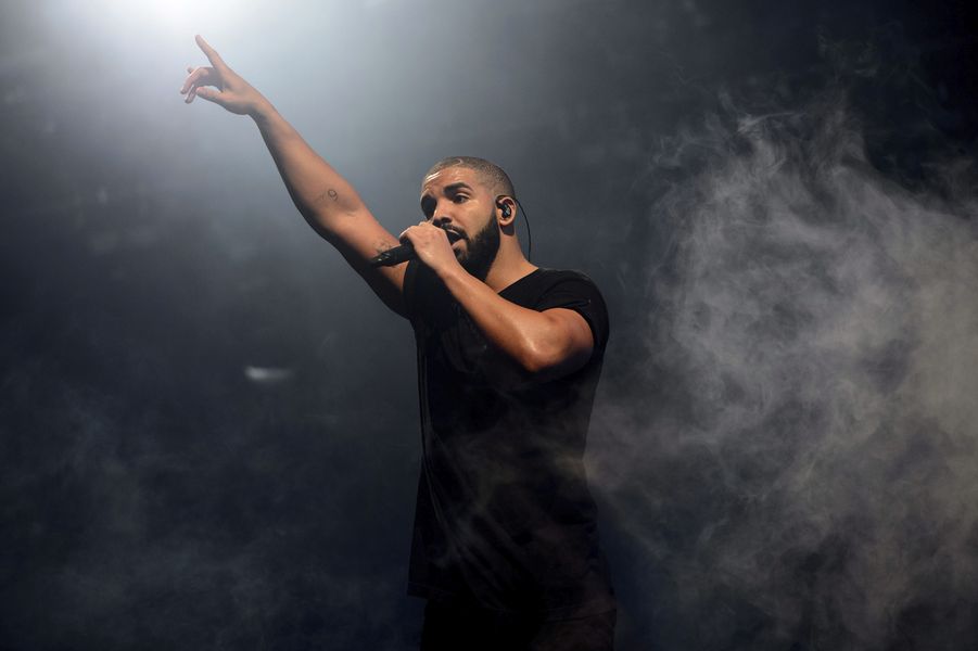 Drake venoval 100 000 dolárov na podporu čiernych rodín v Amerike: „Práve si zavolali podvod na mojej karte“