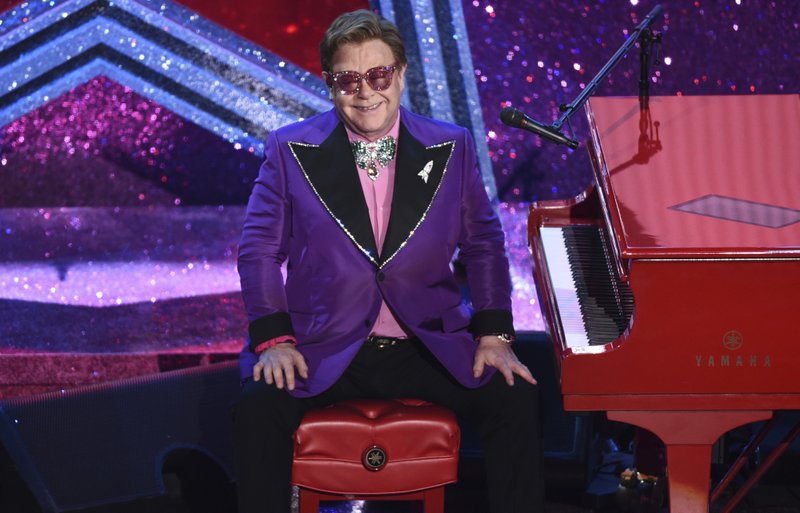 Det er Elton Johns fødselsdag, og han har sjælden musik til fans