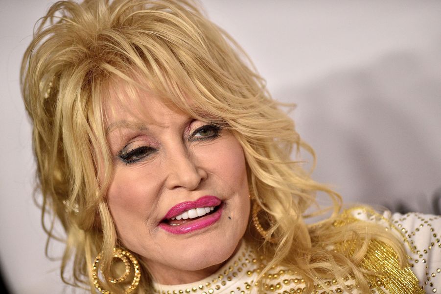 Dolly Parton brinca sobre casamento de 54 anos com Carl Thomas Dean: 'Estou doente dele e tenho certeza de que ele está doente de mim'