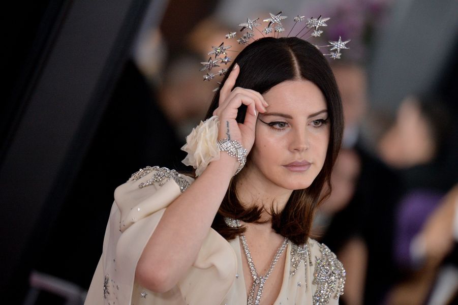 Lana Del Rey patina por el desierto con un 'vestido blanco' para un nuevo video musical
