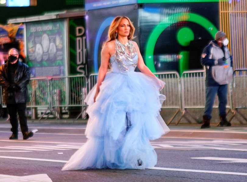 Jennifer Lopez vista con un impresionante vestido azul para el especial de Nochevieja