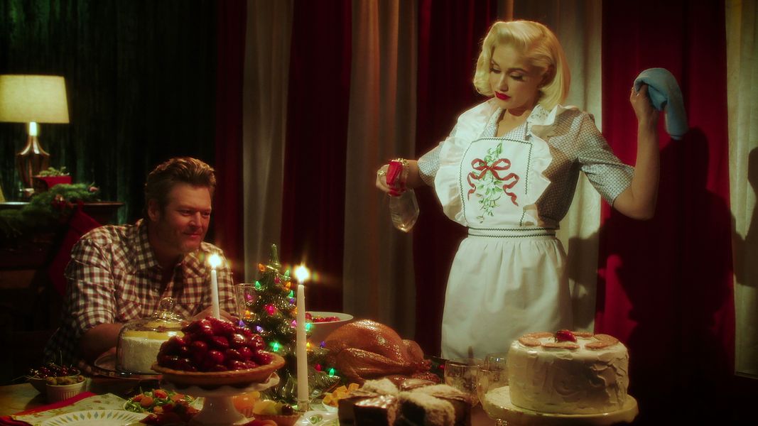 Gwenas Stefani ir Blake'as Sheltonas „Leisk jaustis kaip Kalėdoms“ naujame muzikiniame klipe