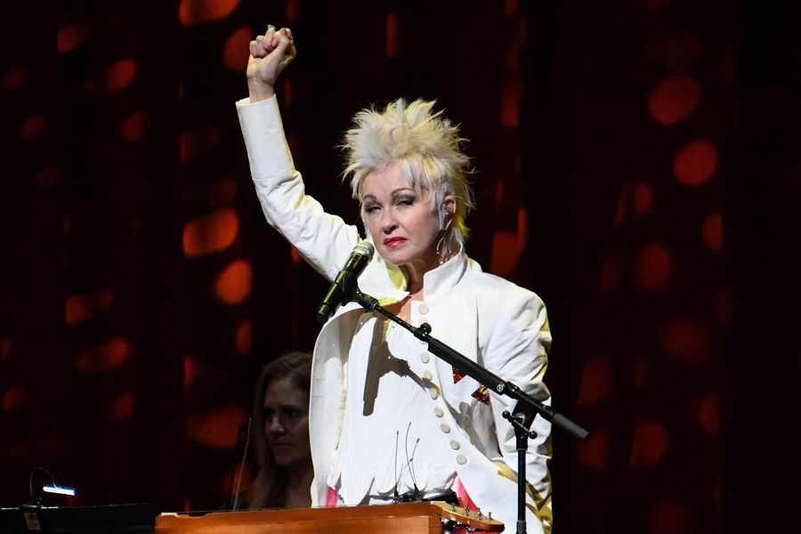 Cyndi Lauper anuncia la alineación de estrellas para el décimo concierto benéfico anual 'Home For The Holidays'