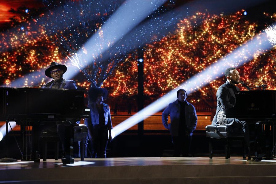 'The Voice' finalen: John Holiday och John Legend utför 'Bridge Over Troubled Water'