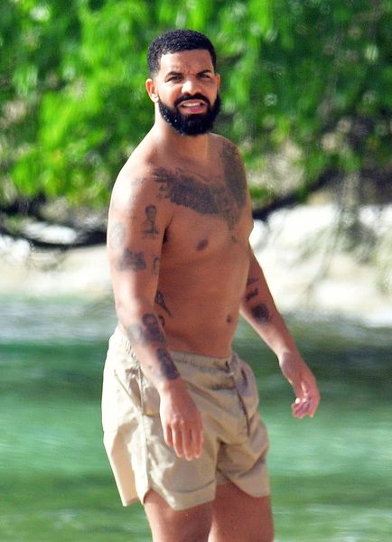 Drake visto sin camisa mientras caminaba por la playa en Barbados