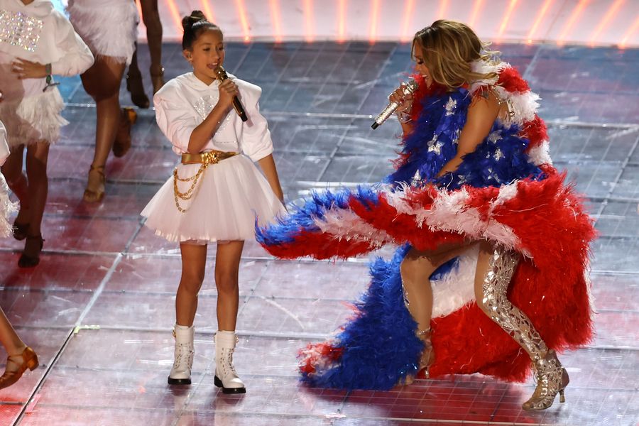 De dochter van Jennifer Lopez, Emme, imponeert met indrukwekkende zang in Super Bowl-uitvoering, reageert Marc Anthony