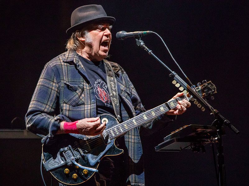 Neil Young vyzýva hudobníkov, aby písali piesne pomocou srdcervúcich slov o zadržaných migrujúcich deťoch