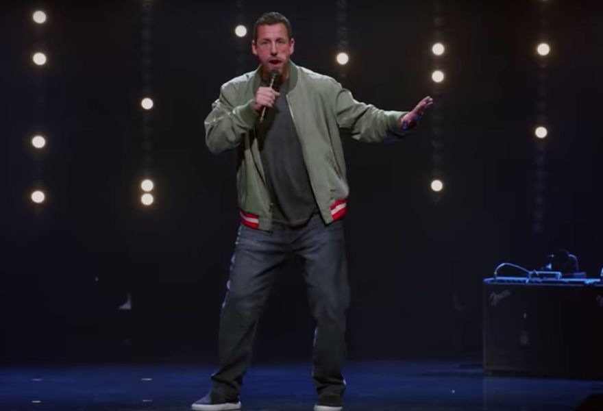 Adam Sandler vzdáva zábavnú a dojímavú poctu Chrisovi Farleymu v špeciále Netflix