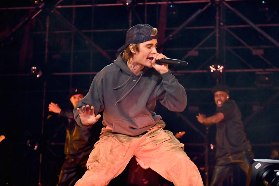 Justin Bieber’s NYE ​​Performance ‘Breaks the Internet‘