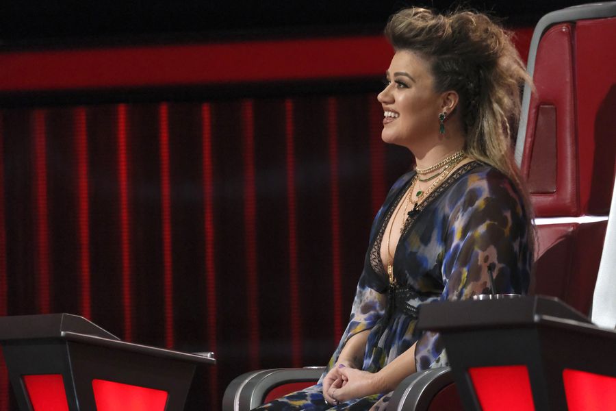 'La voz': Kelly Clarkson usa a Gwen Stefani para intentar robarle un cantante a Blake Shelton