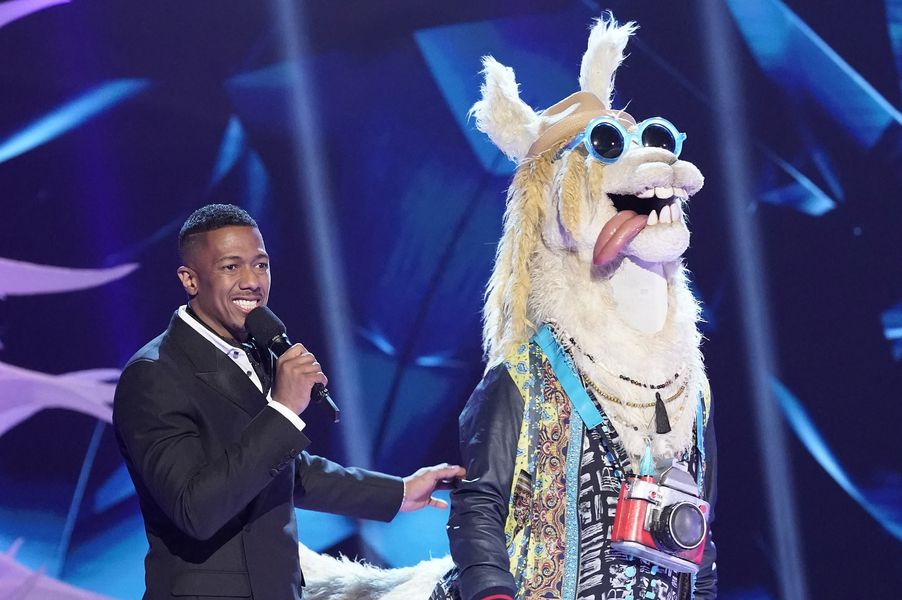 „The Masked Singer“: The Llama Gets Sheared in Week 2 Elimination - Podívejte se, jaká komediální hvězda byla pod maskou!