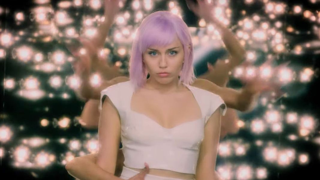Trent Reznor Miley Cyrus Singing ile ‘Really Happy’, ‘Black Mirror’da Dokuz İnç Çivi Şarkıları Yeniden Düzenlendi