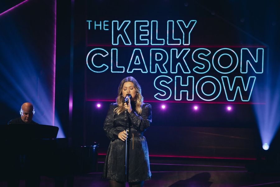 Kelly Clarkson acoperă „Nimic nu compară 2 U” de Sinéad O'Connor la cererea mamei lui Ruby Rose