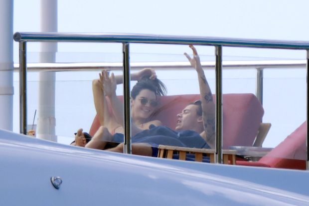 Kendall Jenner y Harry Styles son vistos en St Barts besándose en un barco
