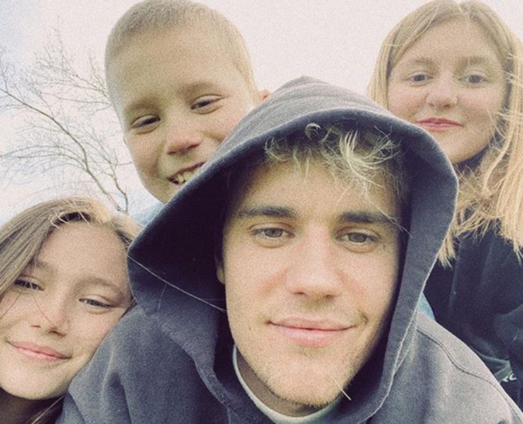 Justin Bieber má so svojimi súrodencami jedno menej osamelé dievča, keď si počas karantény užíva rodinné chvíle