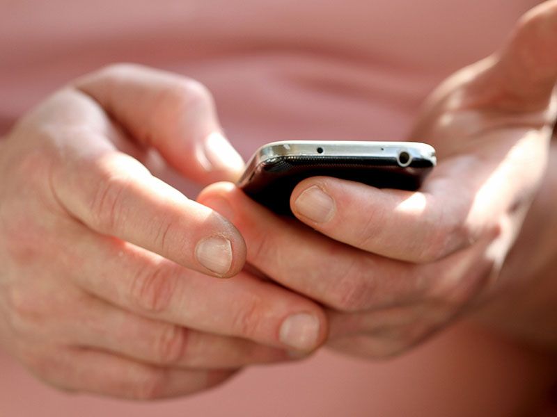 Um cara mandando mensagem de texto para uma mulher que conheceu em um aplicativo de namoro.