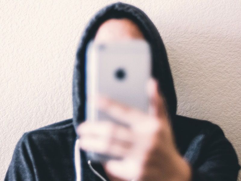 En fyr, der tager en selfie, så han kan blive bemærket, når han går online.