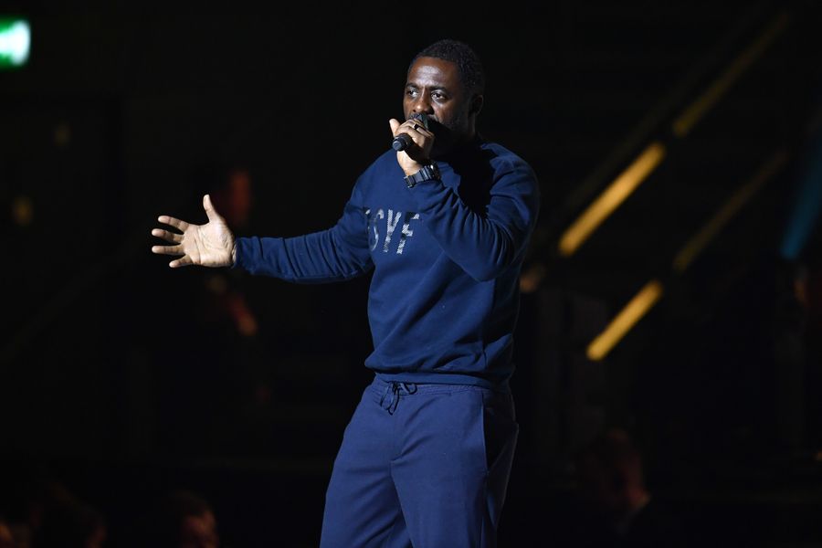 Idrisas Elba išleido pakilią naują muzikinę vaizdo medžiagą 2021 m
